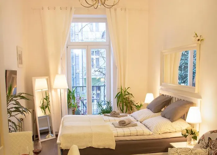 Balcony King Suite 12 Min From Charles Bridge